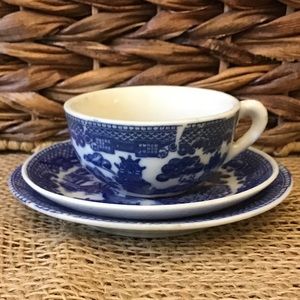 Blue Willow vintage mini tea cup set.